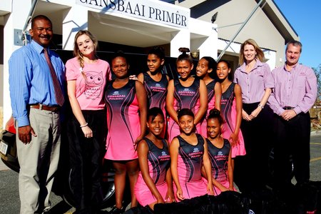 Die trotse Gansbaai Pilchies in KIA Motors se pienk drag, met links Tommy Volkwyn (skoolhoof) en Salomé van der Merwe en regs Pauline en Sean Smith van KIA Motors in Hermanus